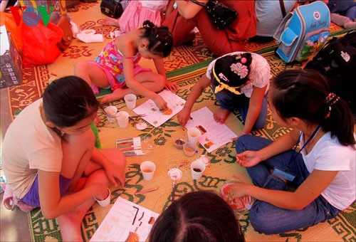 Children making pictures from cereals (Photo: VOV)